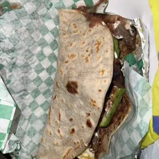 Súper baleada con carne asada