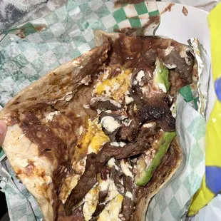 Súper baleada con carne asada