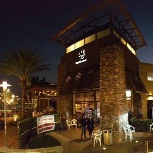 the outside of a restaurant at night