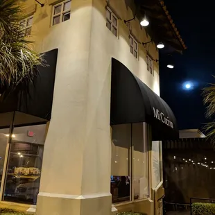 Exterior - full moon looks like a UFO