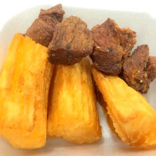 Yuca con Chicharrones