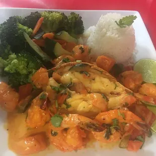 Cola de langosta con camarones, arroz y vegetales