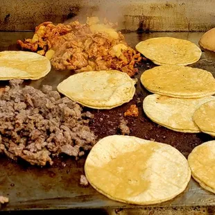 Disfruta estos ricos y deliciosos tacos tenemos bariedad