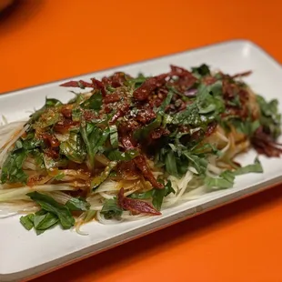 Low-carb papaya salad with beef jerky and a sriracha soy sauce vinaigrette.