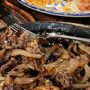 Bistec encebollado