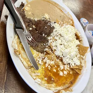 Chilaquilles con carne asada plate