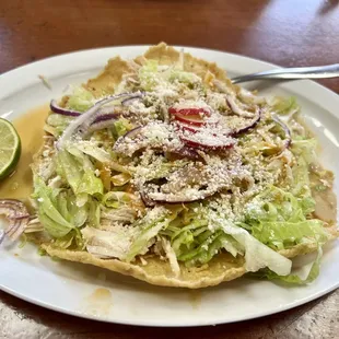 Tostada raspada de pollo
