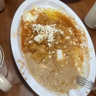 Chilaquiles con Huevo, Carne y Frijoles