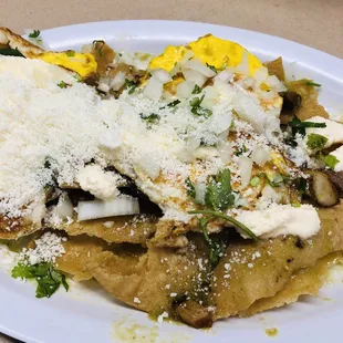 Chilaquiles a la mexicana w / eggs