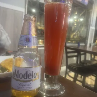 Michelada con modelo