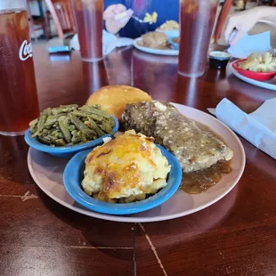 Mac  &amp; cheese, greenbeans hamburger gravy