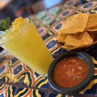 Mango lemonade w/ chips and salsa