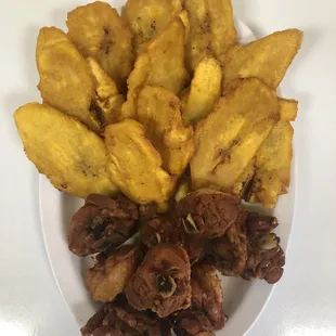 Chicharon de pollo con tostones Delicioso.