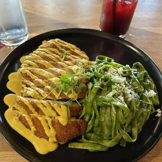 TALLARINES VERDES CON MILANESA DE POLLO