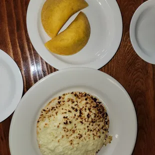 Arepa con queso; Empanada