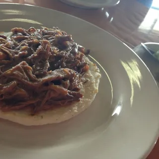 Arepa con carne mechada