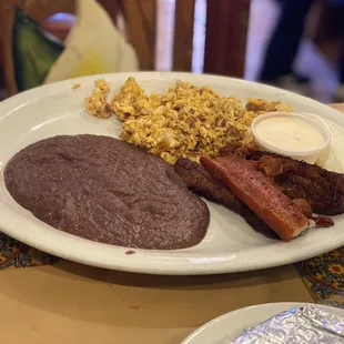 Huevos con chorizo