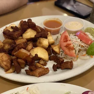 Chicharron con yucca frita