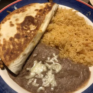 Super quesadilla fajita with beef and chicken.