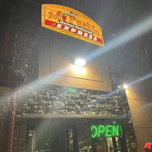 the front of a restaurant at night