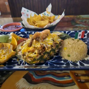 Stuffed pineapple. El Pina