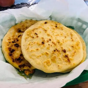 Popusas (mixed: pork and cheese)