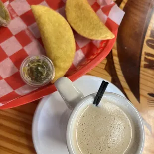 Empanadas &amp;  café con leche