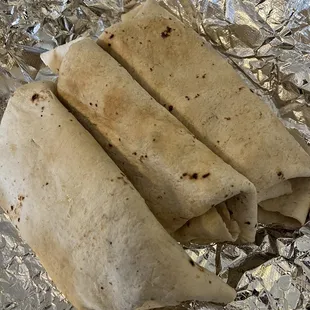 Order of Machaca burritos comes with 3