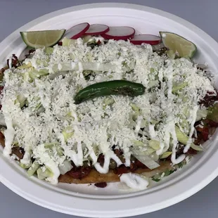 Huarache de alpastor usualmente servido con un nopalito asado