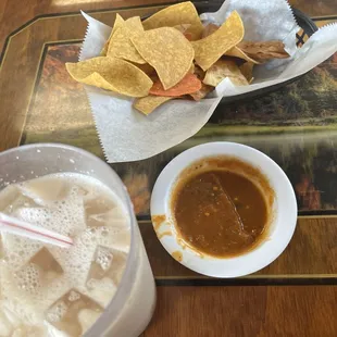 horchata grande,  chips bien tostadas salsa bien rica