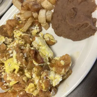Chicharrón con huevo breakfast plate.