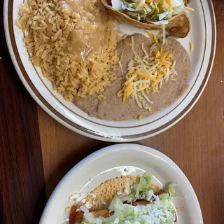 Dos Tacos Dorados con Arroz y Frijoles