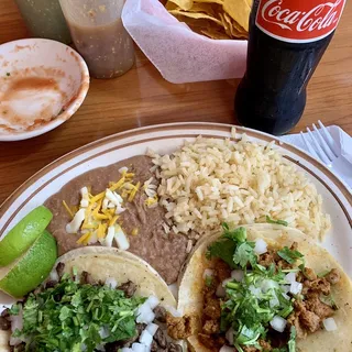Carnitas con Arroz y Frijoles