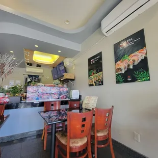Dining area. Four tables of 4 and two tables of 2