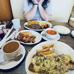 I canny believe how big are the dishes. Lomo de cerdo en salsa de champiñones y un desayuno campesino, delicioso!