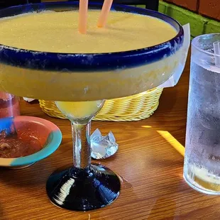 a margarita and a plate of food
