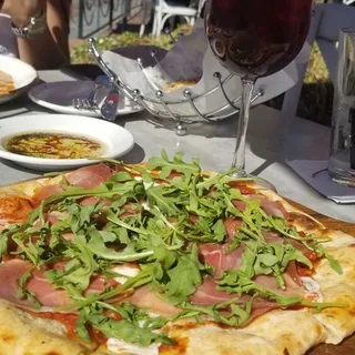 Prosciutto, Arugula and Mozzarella Pizza