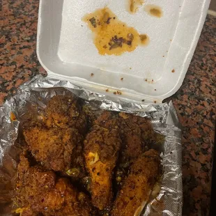 a tray of fried chicken wings