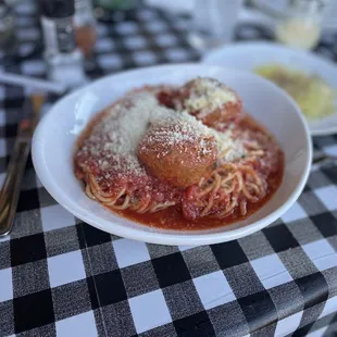 Spaghetti with two meatballs