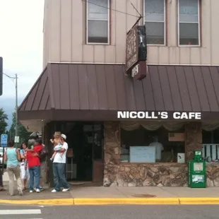 Sunday mid-morning (not a line- they're deciding who's going in whose car)