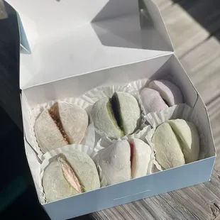 ig: @whatsviveating  |  peanut, red bean, ube, guava cream, fresh strawberry, and fresh grape mochi