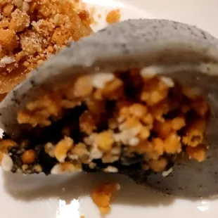 Sesame mixed with peanuts! Generous amount of filling