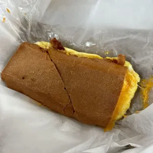 Egg and bacon breakfast sandwhich