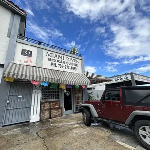 a jeep parked in front of the restaurant