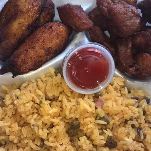 Arroz con Gandulez, carne frita y maduros