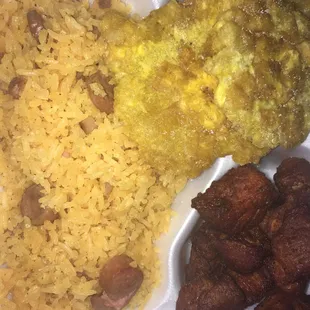Arroz con Salchichas , carne frita &amp; Tostones..         sausage rice, fried pork chunks and plantains .