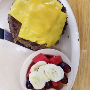 Cheeseburger with a side of fruit