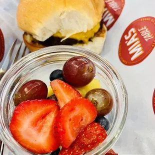 Kids burger with fruit