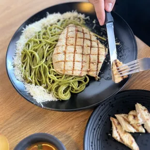 Tallarines verdes con pollo a la parrilla