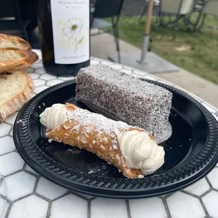 Coconut bar and cannoli | Instagram: slimthiccarbs